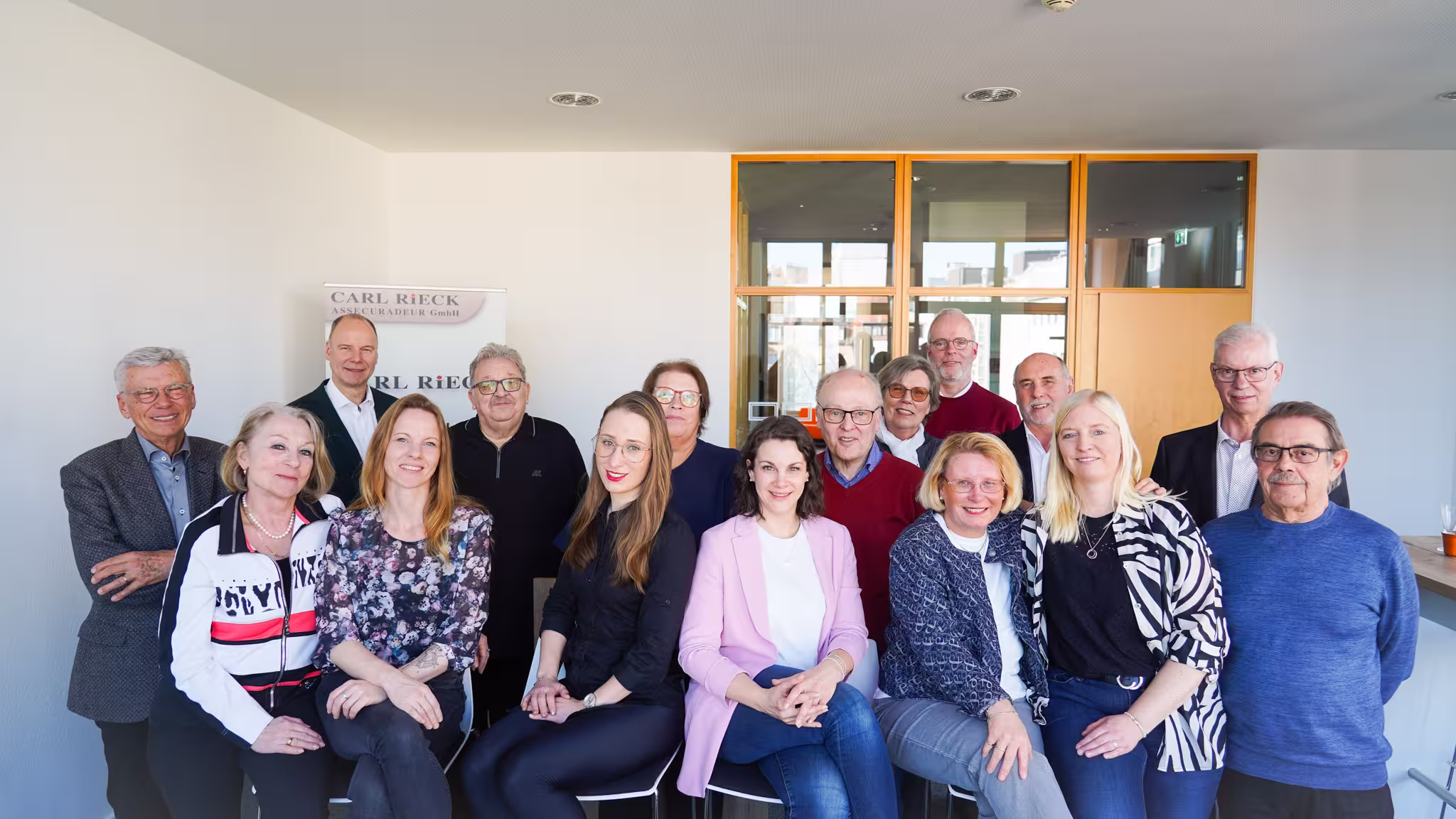 Ein Teambild mit vielen Mitarbeiterinnen von Carl Rieck Düsseldorf in ihren Geschäftsräumen.